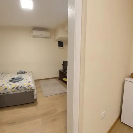 Center Point Apartment *